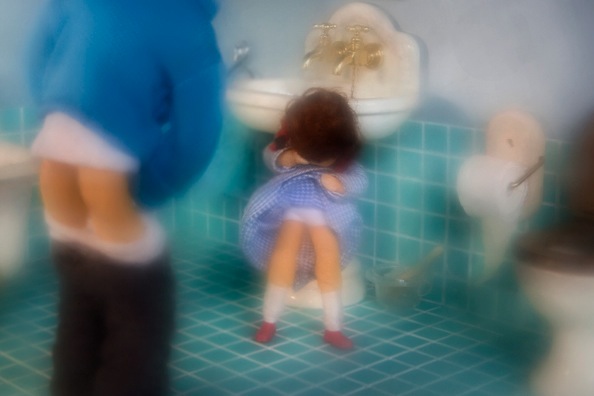 Отец трахнул и обоссал дочь в ванной
